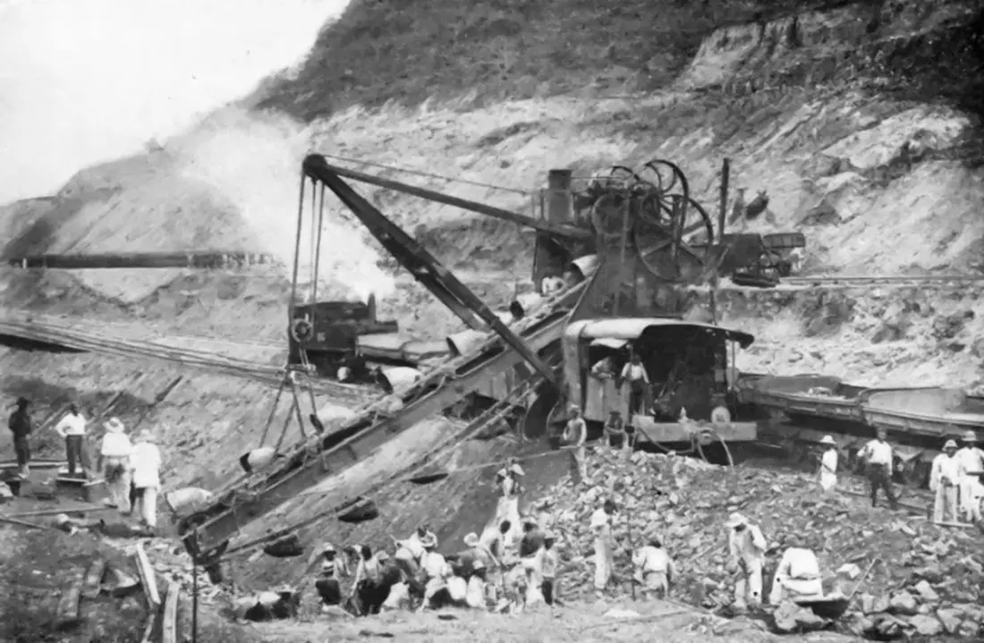 bucket excavator during the panama canal's construction