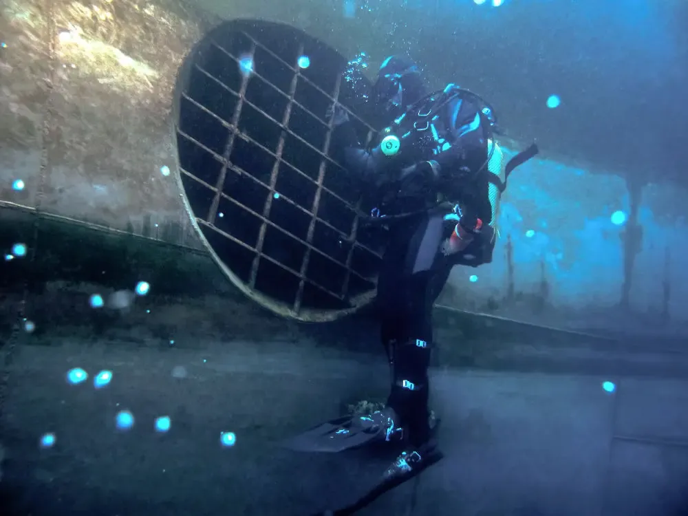 diver inspecting bow thruster